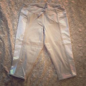 Lululemon beige/white capris